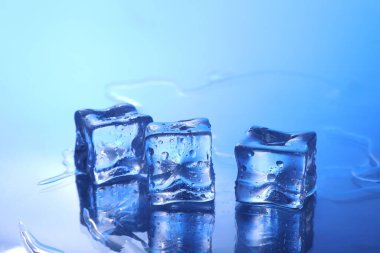 Açık mavi arkaplanda açık buz küpleri, yakın plan