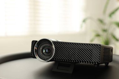 Modern video projektörü siyah masada kapalı, yakın plan