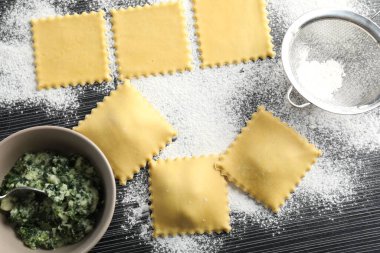 Pişmemiş ravioli, ahşap masa üzerinde dolma ve un, düz uzanma