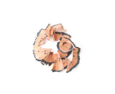 Beyaz, üst görünüm üzerinde izole edilmiş kaş kalemi talaşı