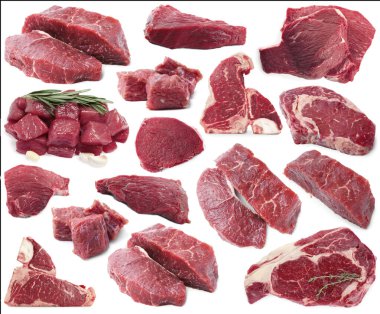 Beyaza izole edilmiş çiğ et parçaları, kolaj.