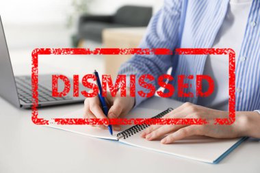 Masada çalışan kadın ve kırmızı pul. Dağılın, kapatın.