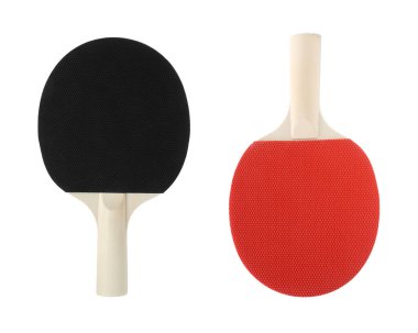 Beyaz üzerine izole edilmiş iki ping pong raketi.