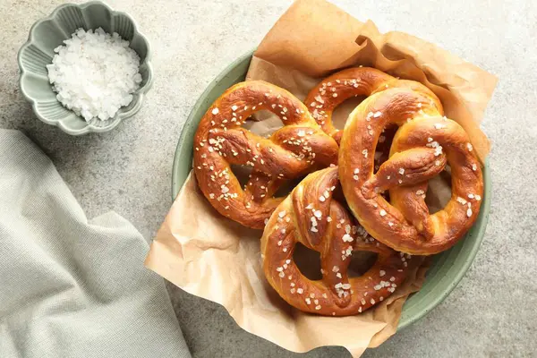 Gri masadaki tuzlu krakerler, düz.