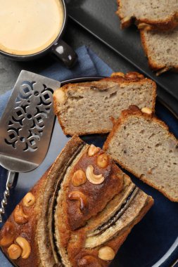 Muzlu ekmeği fındıklı kes, servis yap ve masaya kahve koy.