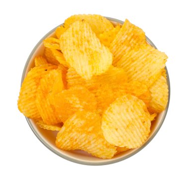 Kabın içindeki lezzetli cipsler beyaza izole edilmiş, üst manzara.