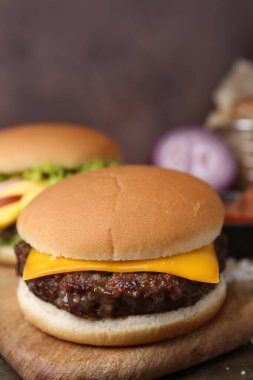 Lezzetli çizburgerler masada servis edilir, yakın çekim manzaralı.