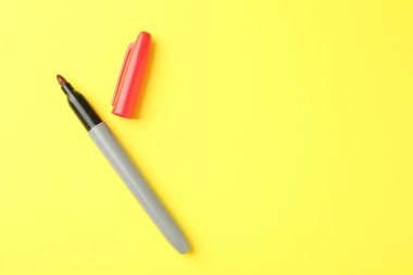 Sarı arka planda bir kırmızı işaret, üst manzara. Metin için boşluk