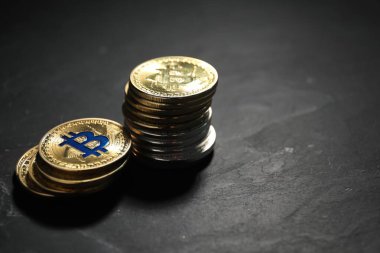 Kripto para birimi. Bitcoins siyah masada, yakın plan. Metin için boşluk
