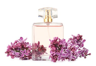 Bir şişe lüks parfüm ve beyaza ayrılmış leylak çiçekleri.