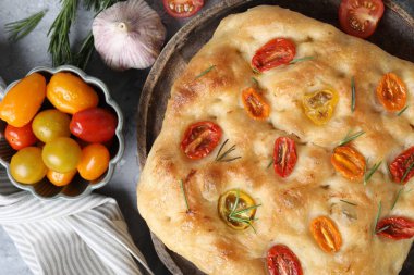 Masada domates ve baharatla nefis bir odak noktası var.