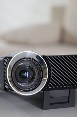 Beyaz masa üzerinde modern video projektörü, yakın plan.