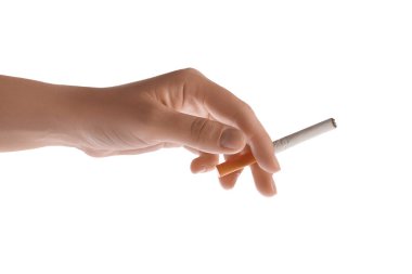 Beyaz arka planda sigara içen kadın, yakın plan.