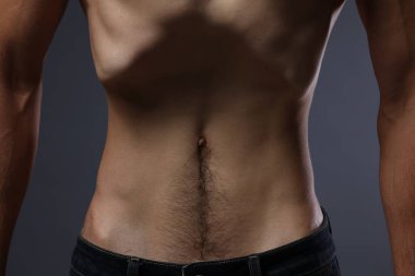 Gri arka planda anoreksiden muzdarip bir adam, yakın plan.