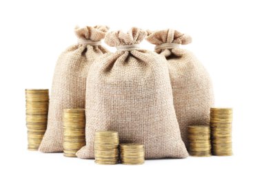 Çuvallar ve istiflenmiş paralar beyaz üzerine izole edilmiş