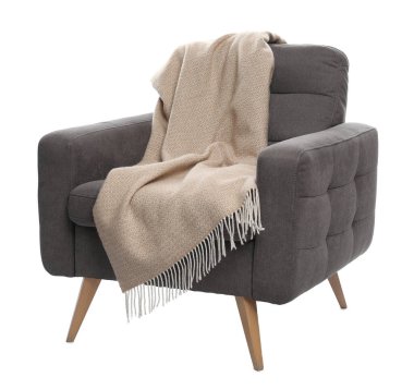 Beyaz üzerinde battaniyesi olan rahat bir koltuk.