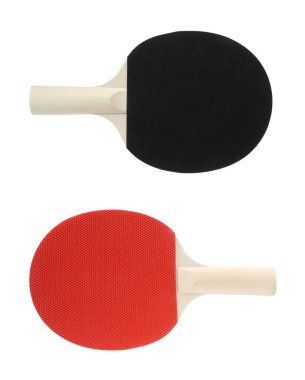 Beyaz üzerine izole edilmiş iki ping pong raketi.