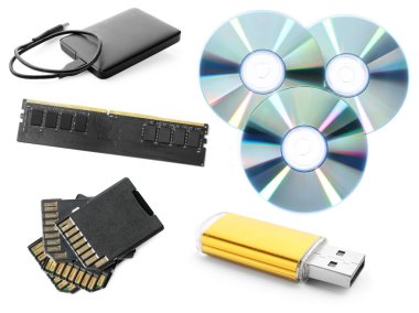 Farklı modern bellek sürücüleri beyaza izole edilmiş, kolaj