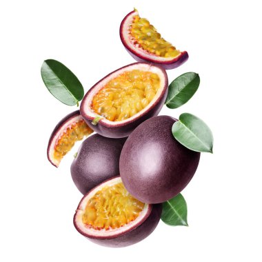 Lezzetli olgun tutku meyveleri ve yeşil yapraklar beyaz arka plana dökülüyor.