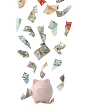 Beyaz arka planda kumbaraya düşen farklı banknotlar