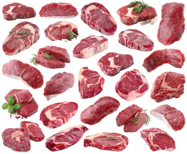 Çiğ et parçaları ve beyaza izole edilmiş baharatlar, kolaj.