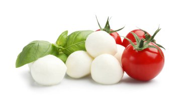 Lezzetli mozzarella peynir topları, domates ve fesleğen beyaza izole edilmiş.