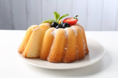 Pudra şekerli, böğürtlenli ve nane şekerli kek, yakın plan.