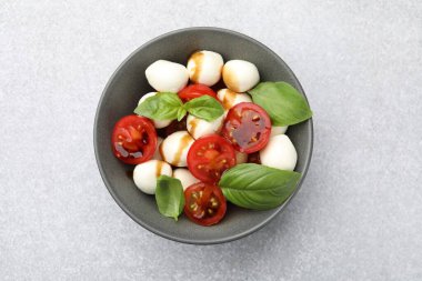 Mozarella soslu lezzetli salata, domates ve fesleğen.