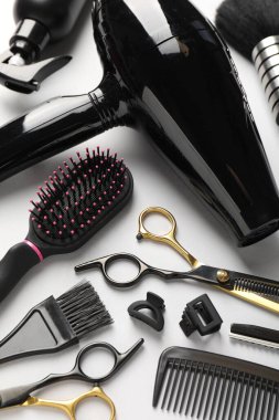 Açık gri arka planda farklı kuaför araçları, üst görünüm
