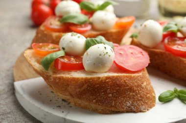 Mozarella peynirli, domatesli ve fesleğenli lezzetli sandviçler, yakın plan.