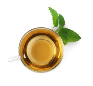 Cam bardakta Aromatik limon merhemi çayı ve beyaz yapraklar, üst manzara