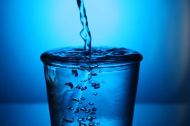 Suyu mavi gradyan arka planda cama dökmek, yakın çekim. Arka ışıklandırma