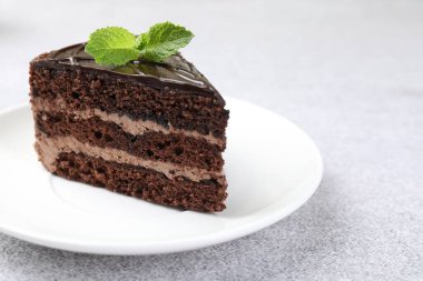 Gri masadaki naneli çikolatalı kek, yakın plan. Metin için boşluk