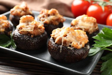 Maydanozlu ve domatesli lezzetli mantarlar, yakın plan.