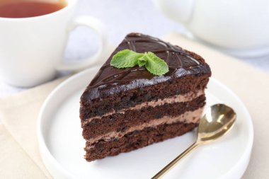 Naneli ve kaşıklı lezzetli çikolatalı pasta, yakın plan.