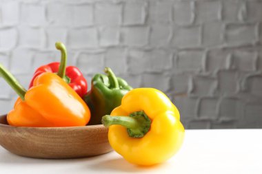 Beyaz masada olgun renkli dolmalık biberler. Metin için boşluk