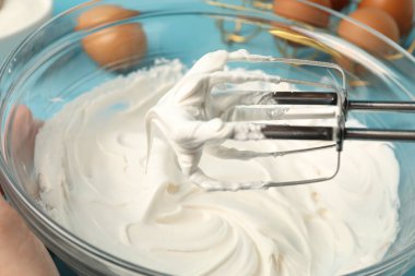 Masada el çırpma kremi, yakın plan.