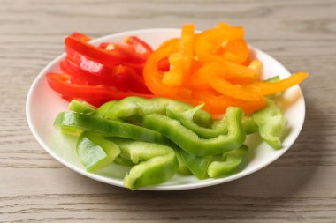 Tahta masada taze dolmalık biber dilimleri, yakın plan.