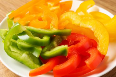 Tahta masada taze dolmalık biber dilimleri, yakın plan.