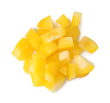 Taze sarı dolmalık biber parçaları beyaza izole edilmiş.