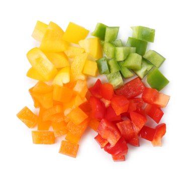 Taze renkli dolmalık biberler beyaza izole edilmiş.