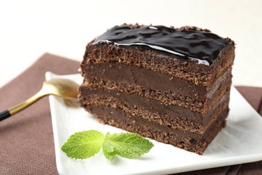 Nane ve kaşıkla servis edilen çikolatalı pasta, yakın plan.