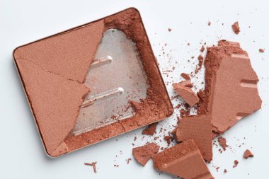 Kırık göz fonu, beyaz arka plan, üst görünüm