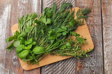 Ahşap masa, üstten görünüm üzerinde farklı taze otlar