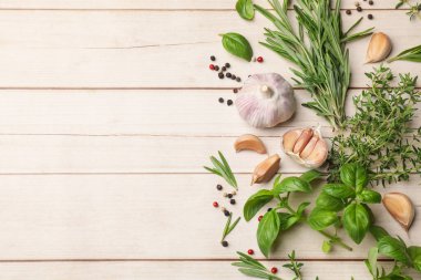 Farklı taze otlar ve baharatlar beyaz ahşap masada, düz yerde. Metin için boşluk