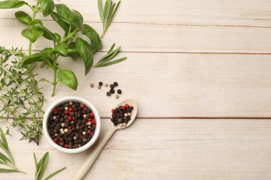 Farklı taze otlar ve baharatlar beyaz ahşap masada, düz yerde. Metin için boşluk