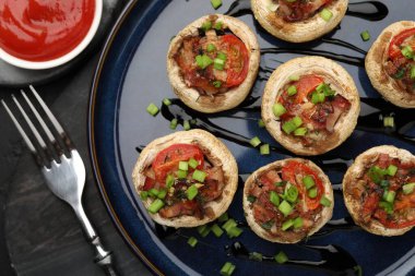 Siyah masada servis edilen lezzetli mantarlar.