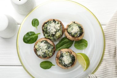 Beyaz ahşap masada servis edilen lezzetli mantarlar.