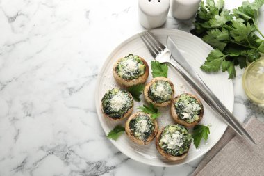 Beyaz mermer masada servis edilen içi doldurulmuş mantarlar. Metin için boşluk