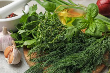 Gri masada farklı otlar ve baharatlar, yakın plan.